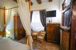 a bedroom with a bed and a desk and a table at Kron Studio Kalista in Braşov