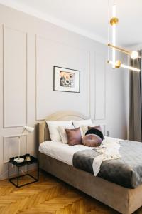 Giường trong phòng chung tại Luna Apartment by LoftAffair