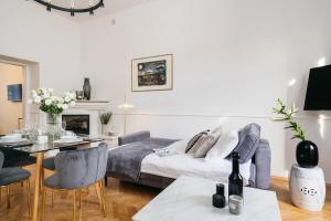 uma sala de estar com um sofá e uma sala de jantar em Luna Apartment by LoftAffair em Cracóvia