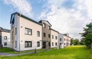 Una vista exterior de un edificio blanco con un patio. en Stunning Apartment In Rechlin With Wifi, en Rechlin