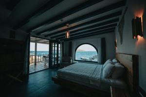 una camera con letto e vista sull'oceano di Büyükada Loc'ada a Adalar