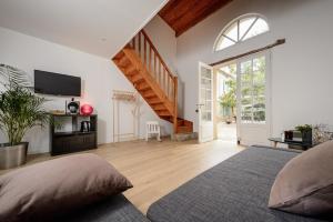 uma sala de estar com uma cama e uma escada em Domaine du Conte Bleu em Sainte-Gemme