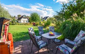 eine Terrasse mit einem Tisch und Stühlen sowie einem Hof in der Unterkunft Ferienhaus Wendisch-Rietz Rohrweihe, Luisenaue III in Wendisch Rietz