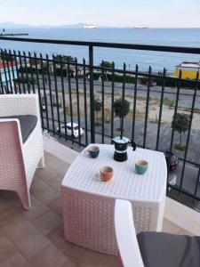 ヴィエトリにあるCasa Vietri Sul mare 150 metri dal mareの海を望むバルコニー(テーブル、椅子付)