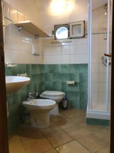 ヴィエトリにあるCasa Vietri Sul mare 150 metri dal mareのバスルーム(トイレ、洗面台付)
