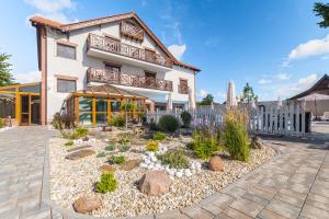 a house with a garden in front of it at Hotel Kahlberg in Krynica Morska