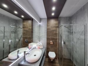 łazienka z umywalką, prysznicem i toaletą w obiekcie Lux Apartment Modern w Polanicy Zdroju +26 zdjęć