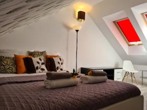 sypialnia z dużym łóżkiem z poduszkami w obiekcie Lux Apartment Modern w Polanicy Zdroju