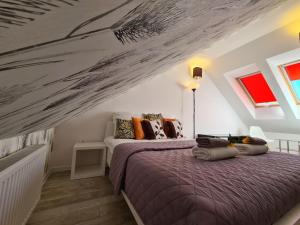 sypialnia z łóżkiem z obrazem na suficie w obiekcie Lux Apartment Modern w Polanicy Zdroju