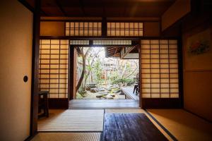 un ingresso a una camera con porta aperta di Guest House Koiya a Kyoto