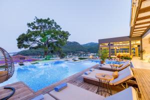 Bazén v ubytování Melanippe Relaxing Hotel -Adults Only nebo v jeho okolí