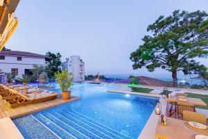 Bazén v ubytování Melanippe Relaxing Hotel -Adults Only nebo v jeho okolí