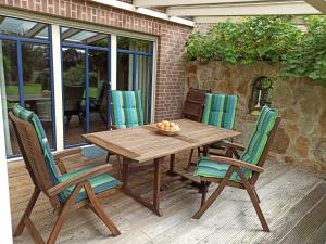 een houten tafel en stoelen op een patio bij Ferienwohnung Wittrock in Bad Bentheim