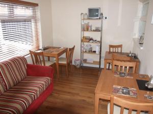 sala de estar con sofá y mesa en Amore Bed & Breakfast, en Derry Londonderry