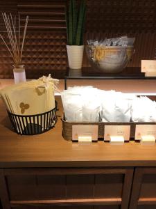 un estante con contenedores de alimentos sobre una mesa en Galois Hotel Shinokubo, en Tokio