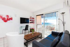 uma sala de estar com um sofá e uma mesa em Résidence Saint Rémy 2 em Cannes