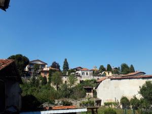 eine Stadt auf einem Hügel mit Häusern und einer Mauer in der Unterkunft Appartamenti il borgo papavero in Busca