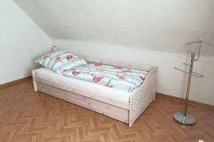un letto bianco con due cuscini sopra di Ferienhaus Burbach - Wohnen auf dem Bauernhof a Bad Camberg