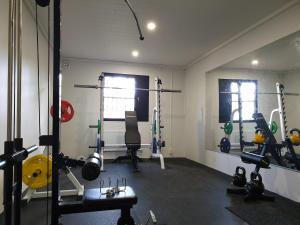 The fitness centre and/or fitness facilities at Motelli Online Oy