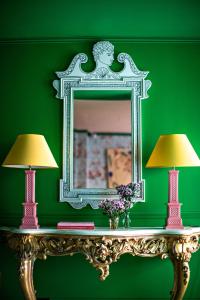 twee lampen op een tafel voor een groene muur bij Hôtel Les Deux Gares in Parijs