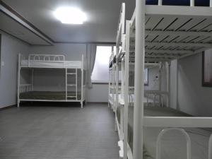 Jeonju International Hostel客房内的一张或多张双层床