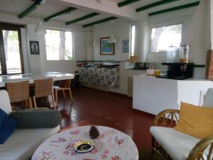 una cucina e un soggiorno con tavolo e sedie di Villa Saracina a Vulcano