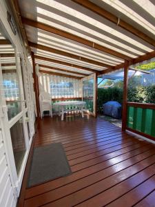 Ein Balkon oder eine Terrasse in der Unterkunft MOBIL HOME 43 dans Camping 4 Etoiles