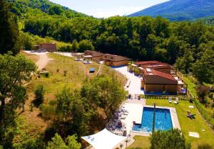 una vista aerea di un resort con piscina di L'ALBEROCASA a Calenzano