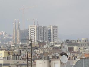 une ligne d'horizon avec de grands bâtiments et une grue dans l'établissement Barcelona Mercaders Apartments, à Barcelone