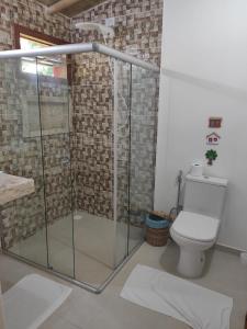 Ett badrum på Hospedaria Dedo de Moça