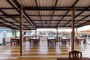 um restaurante com mesas e cadeiras num deque em OYO 1133 Koh Chang Baantalay Resort em Ko Chang