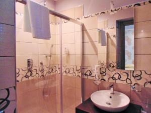 bagno con lavandino e doccia di B&B Albachiara a San Leone