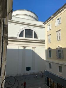 un grande edificio bianco con una cupola sopra di Hotel Centrale a Trieste