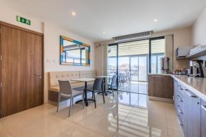 O bucătărie sau chicinetă la Port View Guesthouse