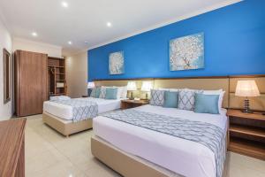 Un pat sau paturi într-o cameră la Port View Guesthouse