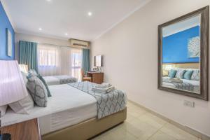 Un pat sau paturi într-o cameră la Port View Guesthouse