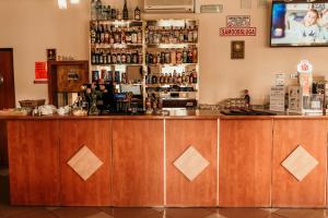 a bar in a restaurant with a counter at Motel Łasuch in Osjaków