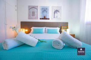 een slaapkamer met een bed met twee handdoeken erop bij Bungalow Marta Agaete in Agaete