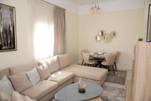 塞薩羅尼基的住宿－Strata deluxe Apt.(Must)，客厅配有白色的沙发和桌子