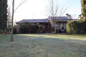 una casa con un patio delante de ella en Casa Rural Rincon de la Vega en Los Cortos