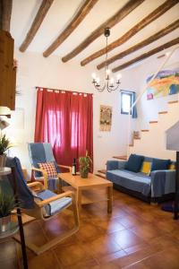 sala de estar con sofá y mesa en Casa Rural Ademaira - Vista Torre, en Zuheros