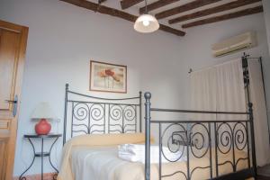 A bed or beds in a room at Casa Rural Ademaira - Vista Torre