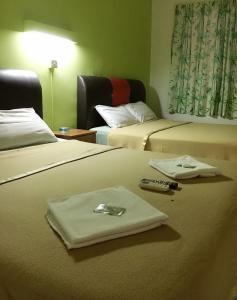 מיטה או מיטות בחדר ב-Dindings Pantai Desair Apartment By DPD