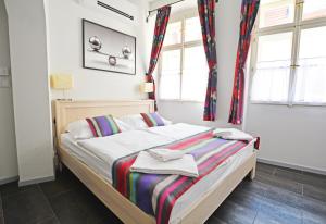um quarto com uma cama com toalhas em Historic Centre Residence em Praga