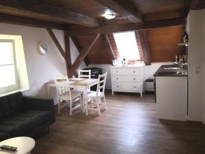 Appartement 1856 في لاندسبيرج أم ليخ: غرفة معيشة مع طاولة ومطبخ
