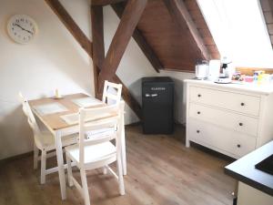 cocina con mesa y sillas en una habitación en Appartement 1856 en Landsberg am Lech