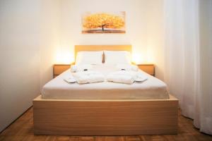 een slaapkamer met een bed met twee handdoeken erop bij Heraklion Urban Apartments in Heraklion