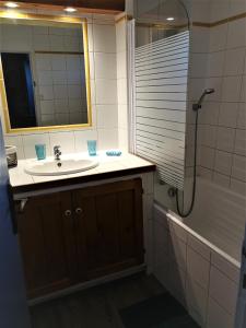 Koupelna v ubytování Appartements - Le Mas des Oliviers + 32 fotografií