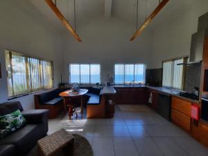 una cucina con un divano e un tavolo in una stanza di Casa da Torre 2456AL ad Angra do Heroísmo
