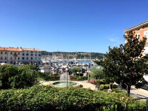 - une vue sur le port depuis l'immeuble dans l'établissement Greta's place - Elegant home with Exclusive location and Seaview, à Izola